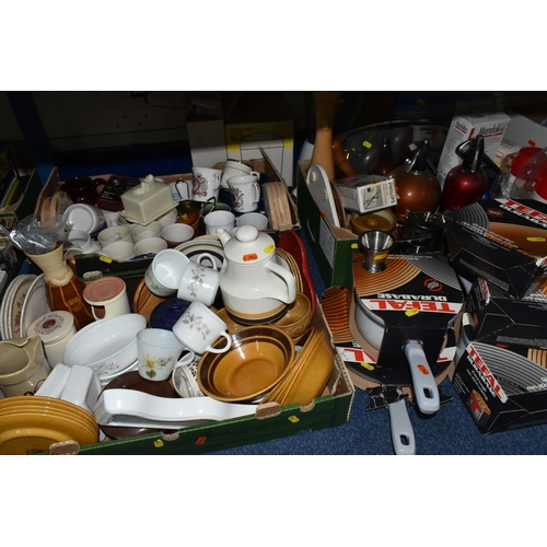 589 - FOUR BOXES AND LOOSE KITCHENWARE, to include a boxed Kenwood multi-pro excel food processor, a boxed... 