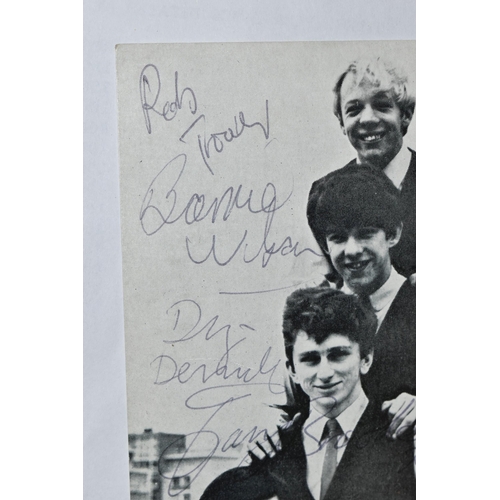 637 - THE ROLLING STONES AUTOGRAPHS, a card with the signatures of the band, with the signature of Mal For... 