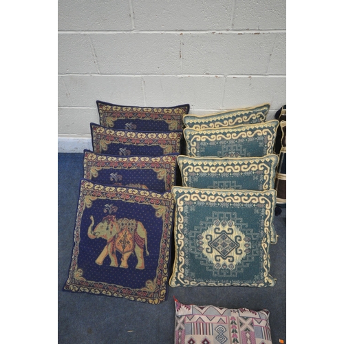 1255 - A QUANTITY OF SCATTER CUSHIONS, of various shapes, sizes, colours, patterns, etc (condition report: ... 