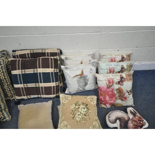 1255 - A QUANTITY OF SCATTER CUSHIONS, of various shapes, sizes, colours, patterns, etc (condition report: ... 