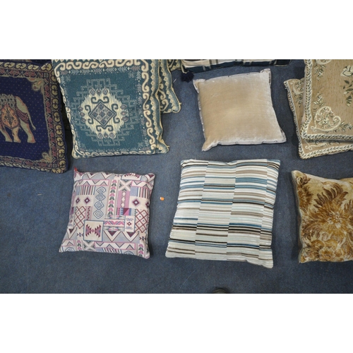 1255 - A QUANTITY OF SCATTER CUSHIONS, of various shapes, sizes, colours, patterns, etc (condition report: ... 