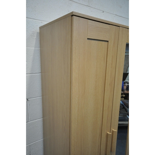 1256 - A MODERN TRIPLE DOOR WARDROBE, with a central mirror door, width 118cm x depth 50cm x height 191cm (... 