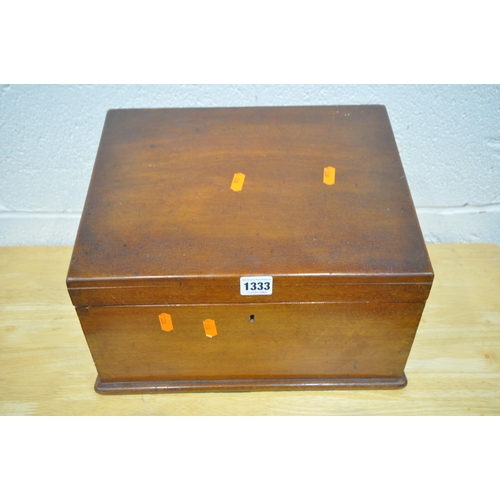 1333 - A LATE 20TH CENTURY MAHOGANY SLOPED DESK ORGANISER, the hinged lid enclosing various divisions, widt... 