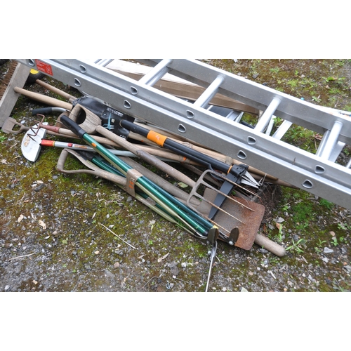 1020 - A TITAN ALUMINIUM 30 RUNG EXTENTION LADDER, closed length 400cm, a rolling gardening seat, two sized... 