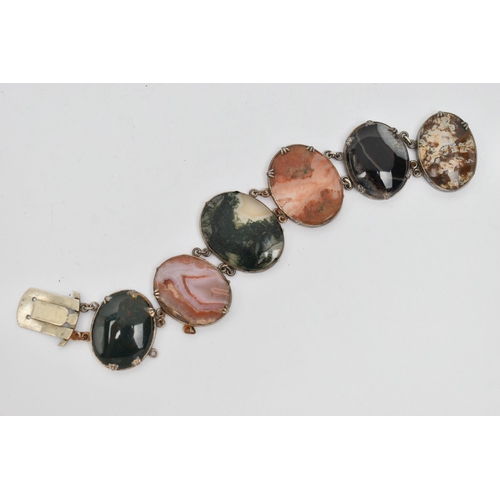 26 - AN AGATE PANEL BRACELET, designed as graduated oval agate panels to the push piece clasp, unmarked, ... 