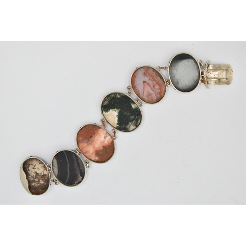 26 - AN AGATE PANEL BRACELET, designed as graduated oval agate panels to the push piece clasp, unmarked, ... 