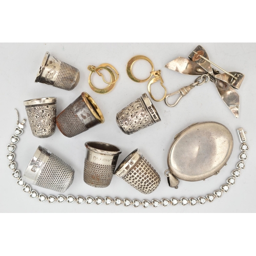 59 - A SELECTION OF THIMBLES AND JEWELLERY, to include a late Victorian oval locket and bow brooch, seven... 