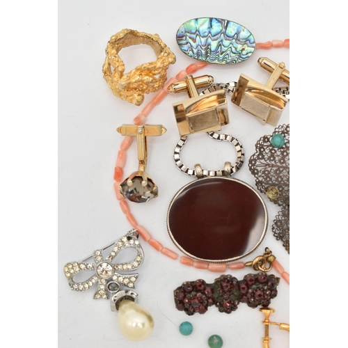 60 - A SELECTION OF JEWELLERY, to include a leaf design jabot pin, a faceted garnet brooch (AF), an oval ... 