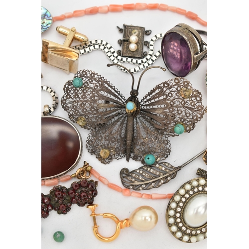 60 - A SELECTION OF JEWELLERY, to include a leaf design jabot pin, a faceted garnet brooch (AF), an oval ... 