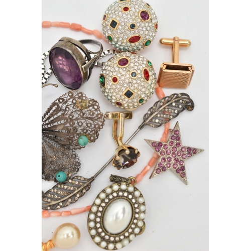 60 - A SELECTION OF JEWELLERY, to include a leaf design jabot pin, a faceted garnet brooch (AF), an oval ... 