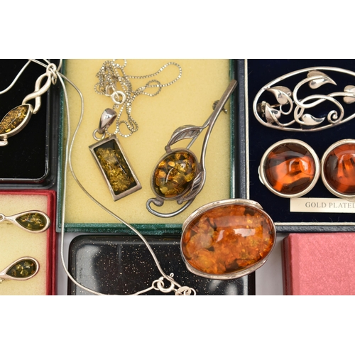 66 - A SELECTION OF JEWELLERY, to include an oval heated amber cabochon brooch, a pair of circular amber ... 