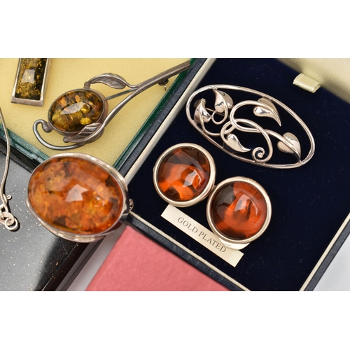 66 - A SELECTION OF JEWELLERY, to include an oval heated amber cabochon brooch, a pair of circular amber ... 