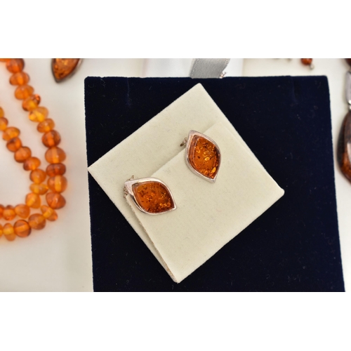 100 - FOUR ITEMS OF JEWELLERY, to include an amber polished pebble necklace, an amber polished bead neckla... 