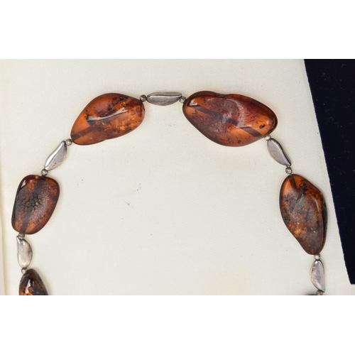 100 - FOUR ITEMS OF JEWELLERY, to include an amber polished pebble necklace, an amber polished bead neckla... 