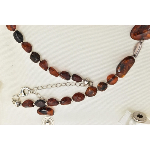 100 - FOUR ITEMS OF JEWELLERY, to include an amber polished pebble necklace, an amber polished bead neckla... 