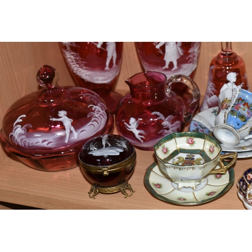 347 - A GROUP OF MARY GREGORY STYLE GLASS AND VARIOUS CERAMICS, to include seven pieces of Mary Gregory st... 