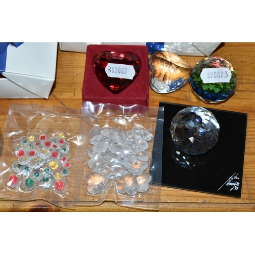 367 - A GROUP OF SWAROVSKI CRYSTAL ITEMS, to include Swarovski Collectors Society membership/renewal gifts... 