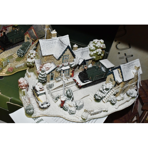 371 - TWO BOXED LILLIPUT LANE SCULPTURES, both do not have deeds, comprising Homeward Bound for Christmas ... 