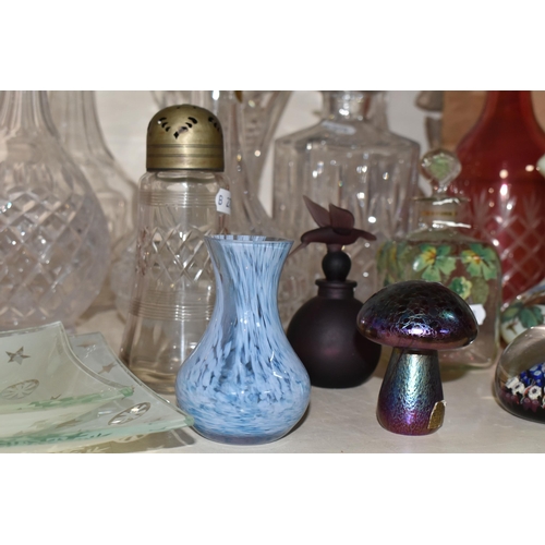 373 - A COLLECTION OF GLASS WARE, to include an Isle of Wight glass iridescent mushroom paperweight, eight... 