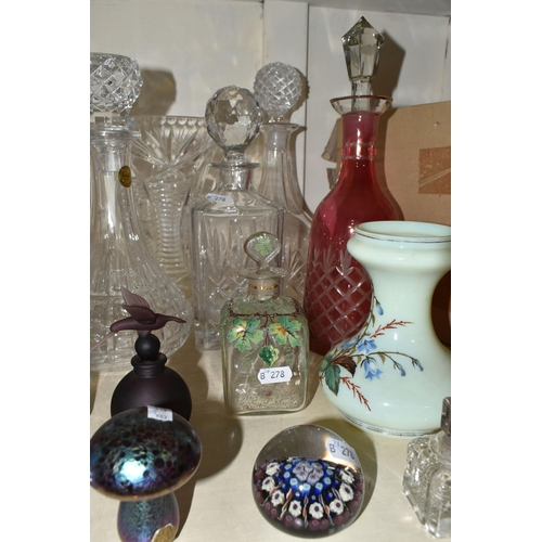 373 - A COLLECTION OF GLASS WARE, to include an Isle of Wight glass iridescent mushroom paperweight, eight... 