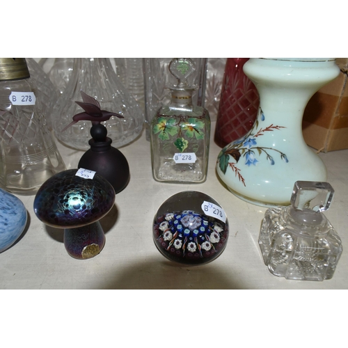 373 - A COLLECTION OF GLASS WARE, to include an Isle of Wight glass iridescent mushroom paperweight, eight... 