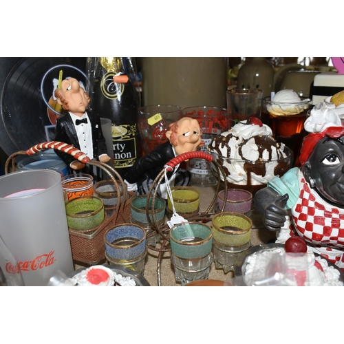 401 - AN ASSORTMENT OF RETRO NOVELTY FOOD AND DRINK ITEMS to include a reproduction vintage Coca Cola napk... 