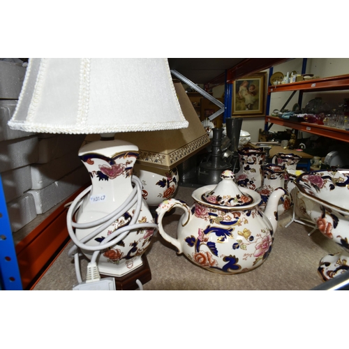 478 - A GROUP OF MASON'S 'MANDALAY' PATTERN TABLE LAMPS AND ORNAMENTS, comprising four assorted jugs, a te... 