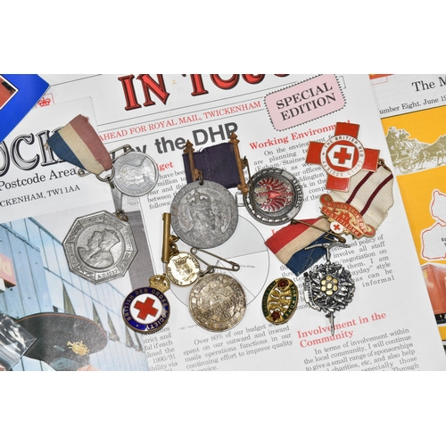 516 - A BOX OF ROYAL MAIL RELATED ITEMS AND COMMEMORATIVE MEDALS ETC, to include Royal Mail postman's badg... 