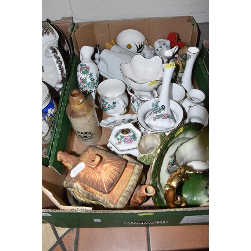 553 - THREE BOXES AND LOOSE  KITCHENWARE AND MISCELLANEOUS SUNDRIES, to include a Beldray planter, vintage... 