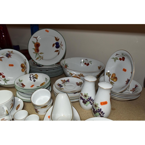 492 - A QUANTITY OF ROYAL WORCESTER 'EVESHAM' AND 'EVESHAM VALE' PATTERN DINNERWARE, comprising a large se... 