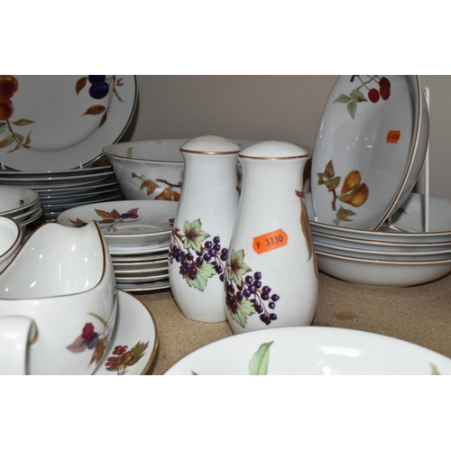 492 - A QUANTITY OF ROYAL WORCESTER 'EVESHAM' AND 'EVESHAM VALE' PATTERN DINNERWARE, comprising a large se... 