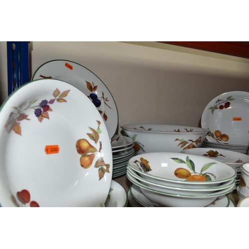 492 - A QUANTITY OF ROYAL WORCESTER 'EVESHAM' AND 'EVESHAM VALE' PATTERN DINNERWARE, comprising a large se... 