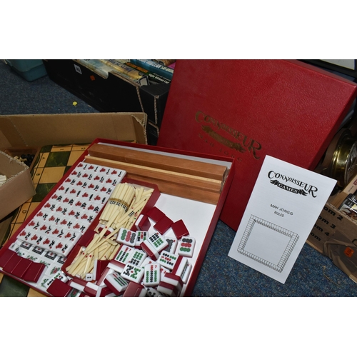 494 - ONE BOX OF CHESS AND BOARD GAMES, to include a boxed set of 'Connoisseur Games' Mah Jongg (appears c... 