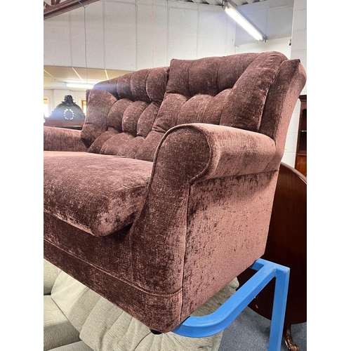 1365 - A BROWN UPHOLSTERED TWO SEATER SETTEE (condition report: good condition)