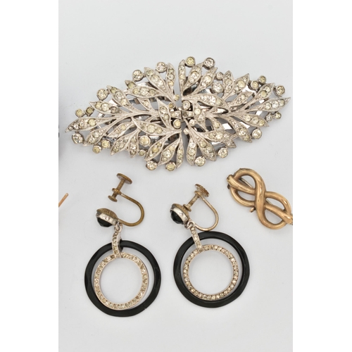 25 - A SMALL BAG OF JEWELLERY, to include a carved high relief oval jet brooch, fitted with a brooch pin ... 