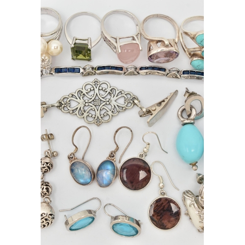 26 - A BAG OF ASSORTED WHITE METAL JEWELLERY, to include a silver cluster ring, hallmarked Birmingham, 1.... 