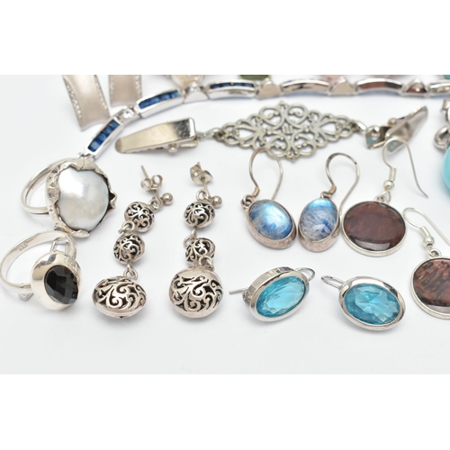 26 - A BAG OF ASSORTED WHITE METAL JEWELLERY, to include a silver cluster ring, hallmarked Birmingham, 1.... 