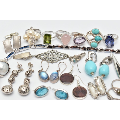 26 - A BAG OF ASSORTED WHITE METAL JEWELLERY, to include a silver cluster ring, hallmarked Birmingham, 1.... 