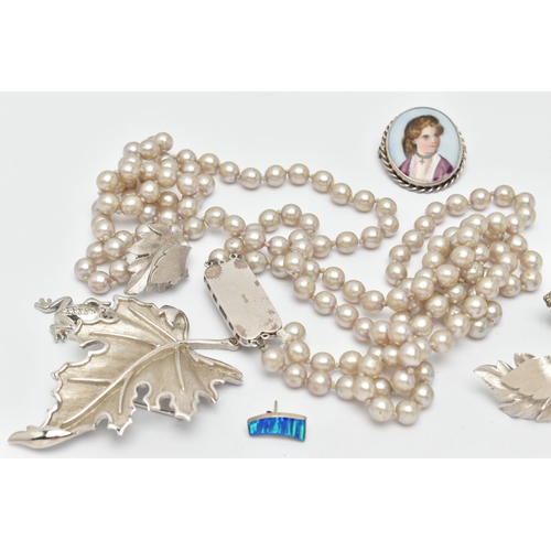 39 - A SMALL ASSORTMENT OF JEWELLERY, to include a double strand imitation pearl necklace, fitted with a ... 