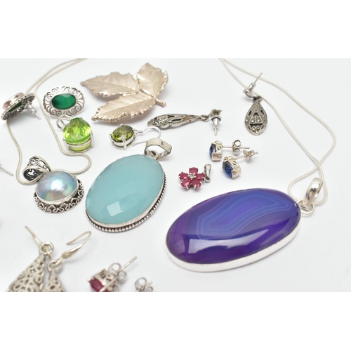 40 - A BAG OF ASSORTED WHITE METAL JEWELLERY, to include a large dyed purple agate pendant, in a white me... 