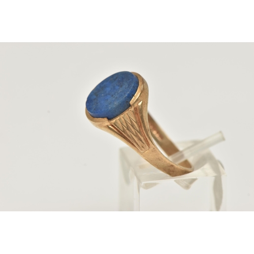 62 - A GENTS 9CT GOLD SIGNET RING, AF set with an oval cut lapis lazuli inlay, textured shoulders leading... 