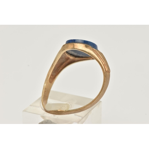 62 - A GENTS 9CT GOLD SIGNET RING, AF set with an oval cut lapis lazuli inlay, textured shoulders leading... 