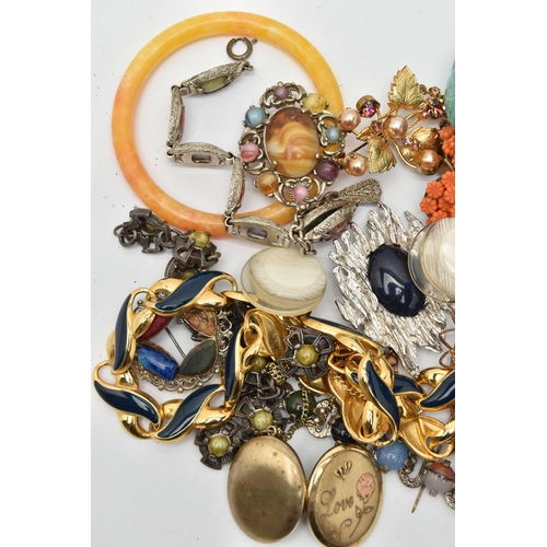 104 - A BAG OF ASSORTED COSTUME JEWELLERY, to include a large plastic bangle, howlite bead bracelet, cuff ... 