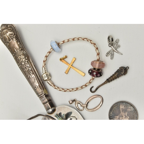 116 - A SMALL SELECTION OF ITEMS, to include a small silver trophy cup, hallmarked Birmingham, approximate... 