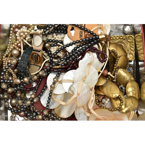 189 - A BOX OF ASSORTED COSTUME JEWELLERY, to include a garnet beaded necklace, a mother of pearl beaded n... 