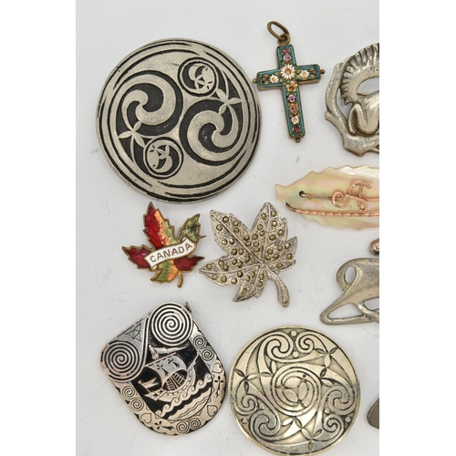 81 - A SELECTION OF JEWELLERY, to include a Danish Winger Tin brooch, a micro mosaic cross pendant, a tur... 