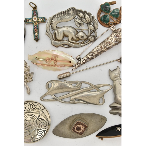 81 - A SELECTION OF JEWELLERY, to include a Danish Winger Tin brooch, a micro mosaic cross pendant, a tur... 