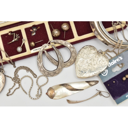 83 - A SELECTION OF SILVER AND WHITE METAL JEWELLERY, to include a hinged bangle, a heart shape locket, a... 