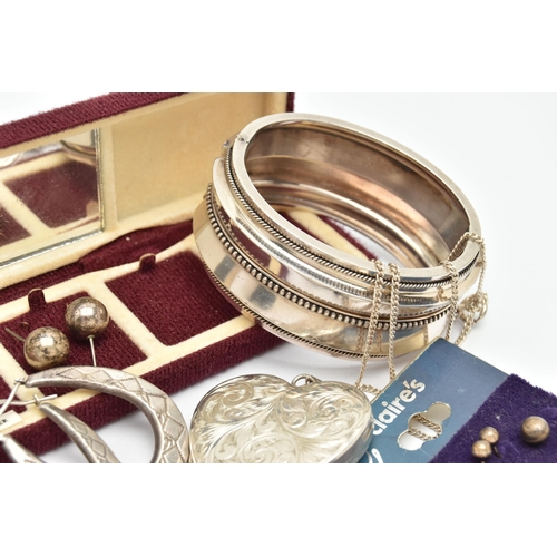 83 - A SELECTION OF SILVER AND WHITE METAL JEWELLERY, to include a hinged bangle, a heart shape locket, a... 