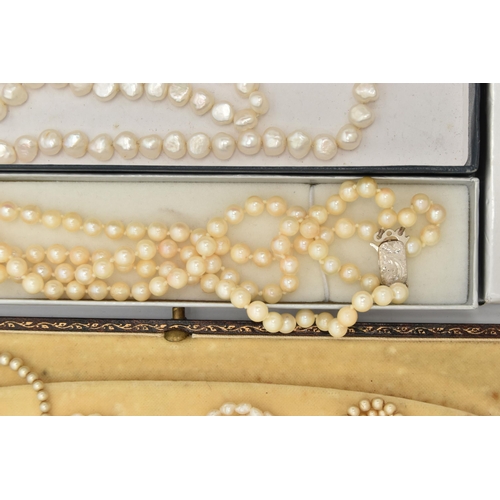 86 - A SELECTION OF CULTURED AND IMITATION PEARL NECKLACES, to include two graduated imitation pearl neck... 